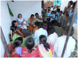 Discussion au village avec un groupe de personnes handicapés.